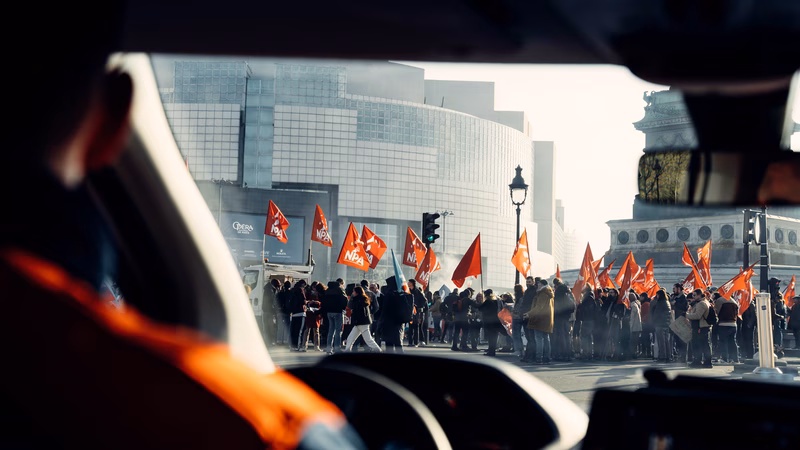 Des secouristes de la protection civile paris 6&7  observent des manifestants depuis l'intérieur de leur véhicule de secours sur la place de la Bastille.